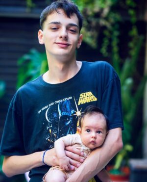 Laura Azcurra Instagram - Hoy, cumple 18 años ✨ Marco Rossi 

Gracias por tu existir, por tu corazón, por este hombre que vas siendo 🩷

Gracias por elegirnos en el macro Cosmos para llegar y caminar de nuestra mano 🥹
Agradecida y emocionada por todo lo que enseñas con tu presencia 🙏🏾

Tus amigues son un tesoro, tu familia enorme y variada te ama, tenes salud, amor y toda la vida por delante ✨ Disfrútala con todo lo que eso trae

La aventura de vivir es un milagro
Vos sos el mío 💖 

Feliz vida, duque de Ortúzar! 
Te amo, hijo ❤️ 
May the force be with you, always ⭐️

En esos brazos largos, el mejor regalo que la vida te puede dar, tu hermanita Mina Rossi 🌸 Viva la vida en todas sus formas y vínculos 🩷✨

Fotaza de @mrossigram ❣️