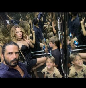 Laura Chiatti Instagram - In ascensore, la festa degli innamorati♥️