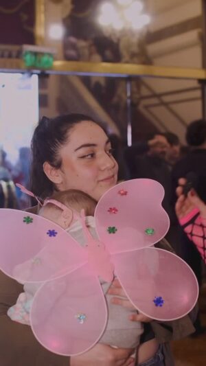 Laura Franco Instagram - GRACIAS POR ABRAZARME CON TU CORAZÓN DE NIÑA! 🎀✨🌏

Son mi motor más grande, gracias por la energía y los mensajes de amor que me dan siempre!! ✨💞🎪

Me explotan el corazón de alegríaaaa! 
LOS AMODORO FUERTE 🫧🎶💕

🎀 Pueden disfrutar de la música de Panam en las siguientes plataformas digitales: 
👉🏽 YouTube: Panam
 👉🏽 Spotify: Panam y Circo 
👉🏽 Instagram: Yosoypanam 
👉🏽 TikTok: Panamycirco