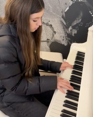 Laura Pausini Instagram - 12 anni 🎂🎁🎉
Paola ❤️
Sei il posto più bello che ho visto sulla mappa del mondo.. quello che tra tutti preferisco e in cui farò sempre ritorno 📍
Buon Compleanno Ragazzina mia 😍