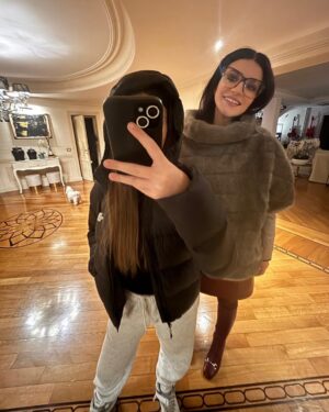 Laura Pausini Instagram - 12 anni 🎂🎁🎉
Paola ❤️
Sei il posto più bello che ho visto sulla mappa del mondo.. quello che tra tutti preferisco e in cui farò sempre ritorno 📍
Buon Compleanno Ragazzina mia 😍
