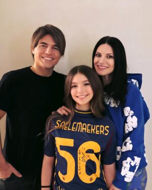 Laura Pausini Instagram - 12 anni 🎂🎁🎉
Paola ❤️
Sei il posto più bello che ho visto sulla mappa del mondo.. quello che tra tutti preferisco e in cui farò sempre ritorno 📍
Buon Compleanno Ragazzina mia 😍