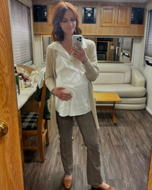 Laura Spencer Instagram - ANNOUNCEMENT!!…no, I’m not pregnant, but I AM in tonight’s season 21 premiere of @greysabc 10/9c. 🩺