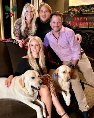 Lauralee Bell Instagram - Merry Christmas from mine to yours! 🎄❤️
Hoping your day is merry & bright! ✨