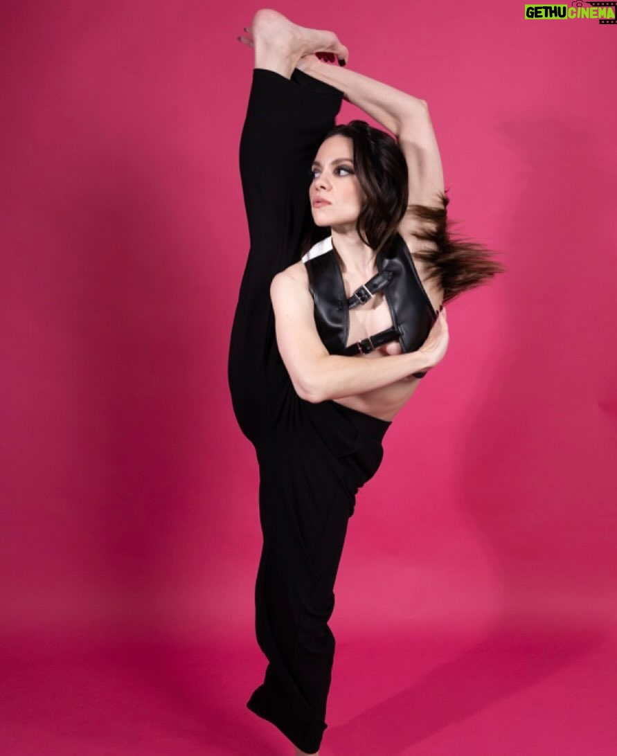 Lauren LaVera - 62.7K Likes - This year was filled with immense love and insurmountable loss. As it comes to a close, I want to express my deepest gratitude to everyone that Iāve crossed paths with, especially in this past year. Youāve enriched my life with your presence however long or short the encounter.
I wish for myself and for you that 2025 will be filled with the most beautiful and exciting experiences life can bring. That we can live to the fullest and be overwhelmed with happiness and joy and everything else that makes our time here invigorating. I hope youāll find things that move you and that youāll move others. I hope to inspire to be inspired and to continue to connect and feel the fullest human experience.
Hereās to exploration, creativity, connection, love, and every shade in between.
I wish you all the best in 2025.
Happy New Year! š„āØ
