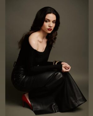 Lauren LaVera Instagram - 🖤 Cosmo 🖤

Thrilled to be featured in Cosmopolitan!

Thank you so much @cosmopolitanmx for having me.

Thank you to my team at @teamportrait & @lewkmgmt

Shot by @jonpremosch 
HMU by @annettedavenportbeauty 
Styled by @naomizinns and assisted by @aliyah.monet 
Lighting by @miguelesparzaphoto