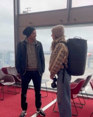 Laury Thilleman Instagram - C’est parti souhaitez nous bonne chance 🌍
Pour ce premier voyage en RDV en Terre inconnue j’embarque @cyril_lignac au bout du bout du monde : en Terre de Feu 🐎 à la pointe sud du Chili au delà du mythique détroit de Magellan !!
La bas nous allons rencontrer les derniers Gauchos.. des cavaliers hors pairs, gardiens de troupeaux, profondément épris de liberté qui tente de se réinventer pour préserver leur identité…