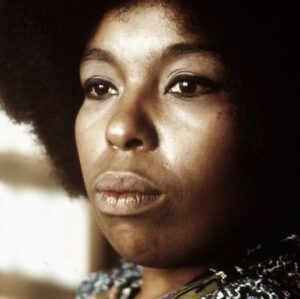 Lauryn Hill Instagram - Whitney Houston once said to me that Roberta Flack’s voice was one of the purest voices she’d ever heard. I grew up scouring the records my Parents collected. Mrs. Flack was one of their favorites and quite instantly became one of mine as soon as I was exposed to her. She looked cool and intelligent, gentle and yet militant. The songs she recorded from ‘Compared To What’ to ‘The First Time Ever I Saw Your Face’ to her version of ‘Ballad Of The Sad Young Men’ fascinated me with their beauty and sophistication. Mrs. Flack was an artist, a singer-songwriter, a pianist and composer who moved me and showed me through her own creative choices and standards what else was possible within the idiom of Soul. Killing Me Softly, a song Mrs. Flack didn’t write, but made hugely popular became the song that catapulted myself and the Fugees into household phenomena. We wanted to honor the beauty and brilliance of this song and her performance of it to our generation. I will forever be grateful for the sensitivity and delicate power of her Love and Artistry. Rest in Grace Beloved One. 🌹
