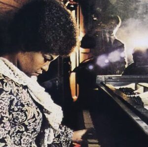Lauryn Hill Instagram - Whitney Houston once said to me that Roberta Flack’s voice was one of the purest voices she’d ever heard. I grew up scouring the records my Parents collected. Mrs. Flack was one of their favorites and quite instantly became one of mine as soon as I was exposed to her. She looked cool and intelligent, gentle and yet militant. The songs she recorded from ‘Compared To What’ to ‘The First Time Ever I Saw Your Face’ to her version of ‘Ballad Of The Sad Young Men’ fascinated me with their beauty and sophistication. Mrs. Flack was an artist, a singer-songwriter, a pianist and composer who moved me and showed me through her own creative choices and standards what else was possible within the idiom of Soul. Killing Me Softly, a song Mrs. Flack didn’t write, but made hugely popular became the song that catapulted myself and the Fugees into household phenomena. We wanted to honor the beauty and brilliance of this song and her performance of it to our generation. I will forever be grateful for the sensitivity and delicate power of her Love and Artistry. Rest in Grace Beloved One. 🌹
