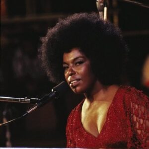 Lauryn Hill Instagram - Whitney Houston once said to me that Roberta Flack’s voice was one of the purest voices she’d ever heard. I grew up scouring the records my Parents collected. Mrs. Flack was one of their favorites and quite instantly became one of mine as soon as I was exposed to her. She looked cool and intelligent, gentle and yet militant. The songs she recorded from ‘Compared To What’ to ‘The First Time Ever I Saw Your Face’ to her version of ‘Ballad Of The Sad Young Men’ fascinated me with their beauty and sophistication. Mrs. Flack was an artist, a singer-songwriter, a pianist and composer who moved me and showed me through her own creative choices and standards what else was possible within the idiom of Soul. Killing Me Softly, a song Mrs. Flack didn’t write, but made hugely popular became the song that catapulted myself and the Fugees into household phenomena. We wanted to honor the beauty and brilliance of this song and her performance of it to our generation. I will forever be grateful for the sensitivity and delicate power of her Love and Artistry. Rest in Grace Beloved One. 🌹