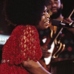 Lauryn Hill Instagram - Whitney Houston once said to me that Roberta Flack’s voice was one of the purest voices she’d ever heard. I grew up scouring the records my Parents collected. Mrs. Flack was one of their favorites and quite instantly became one of mine as soon as I was exposed to her. She looked cool and intelligent, gentle and yet militant. The songs she recorded from ‘Compared To What’ to ‘The First Time Ever I Saw Your Face’ to her version of ‘Ballad Of The Sad Young Men’ fascinated me with their beauty and sophistication. Mrs. Flack was an artist, a singer-songwriter, a pianist and composer who moved me and showed me through her own creative choices and standards what else was possible within the idiom of Soul. Killing Me Softly, a song Mrs. Flack didn’t write, but made hugely popular became the song that catapulted myself and the Fugees into household phenomena. We wanted to honor the beauty and brilliance of this song and her performance of it to our generation. I will forever be grateful for the sensitivity and delicate power of her Love and Artistry. Rest in Grace Beloved One. 🌹