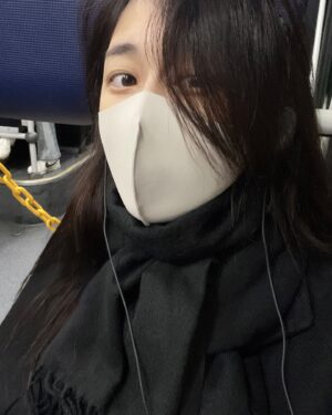 Lee Ha-na Instagram - 동지들~ 오랜만의 기별이죠? 
미세먼지가 어제보단 조금 걷혔어요 :) 
좋은 하루 되길...🫶🏻