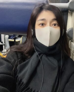 Lee Ha-na Instagram - 동지들~ 오랜만의 기별이죠? 
미세먼지가 어제보단 조금 걷혔어요 :) 
좋은 하루 되길...🫶🏻