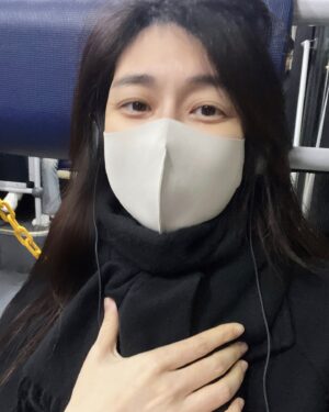 Lee Ha-na Instagram - 동지들~ 오랜만의 기별이죠? 
미세먼지가 어제보단 조금 걷혔어요 :) 
좋은 하루 되길...🫶🏻