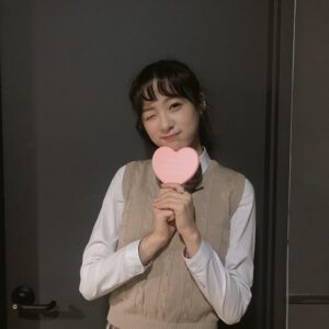 Lee Jin-sol Instagram - 서연고 1학년 3반 하다솜
#진솔