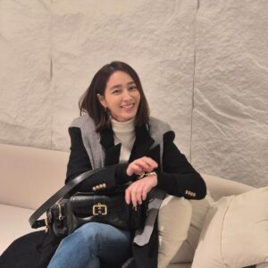 Lee Min-jung Instagram - 가방메고 퇴근을 기다리는….. 모두 행복한 연휴 보내세요….