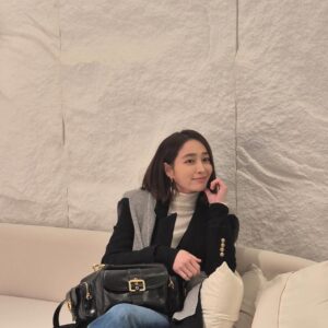 Lee Min-jung Instagram - 가방메고 퇴근을 기다리는….. 모두 행복한 연휴 보내세요….