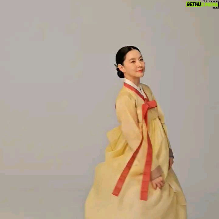 Lee Young-ae - 16.5K Likes - 즐거운 촬영~
감사합니다💚
@thesoo_official
#한은희한복
@ihee_hair