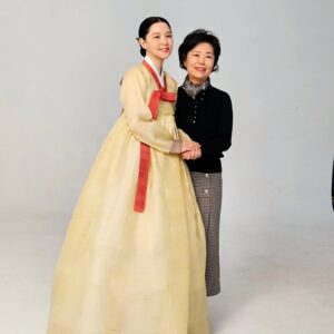 Lee Young-ae Instagram - 즐거운 촬영~
감사합니다💚

@thesoo_official 
#한은희한복 
@ihee_hair