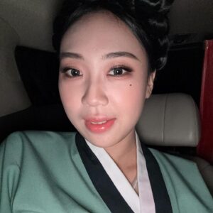 Lee Young-ji Instagram - 새해 복 마니받으새여