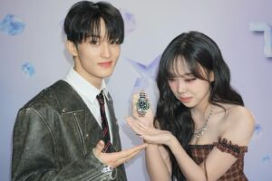Lee Young-ji Instagram - ⌚️롤렉스⌚️ (스압주의) 

살면서 누구 주기만 줘봤지 차 본 적도 없는 롤렉스를 마크님께서 피처링 해줘서 고맙다고 선물해주셨습니다 .. 너무 과분한 선물이라 받은지 꽤 됐는데도 아까워서 어디 차보지도 못하고 혼자 임금님 귀는 당나귀 귀 하고 있었네요 뮤비 촬영할때부터 자꾸 갖고싶은 게 없냐고 물어보셔서 없다고 없다고 계속 대답해드려도 물어보시길래 안 받을 작정으로 포르쉐 사달라고 장난쳤었는데요 결국에 포르쉐 얼추 비슷한 롤렉스를 사오셨어요 진심 기절할 뻔 했는데 자꾸 맘에 드냐 안 드냐 물어보시고 맘에 안 들면 솔직하게 말해줘도 된다고 하셔서 그냥 주저앉아서 울어버렸습니다(과장) 은퇴할 때까지 차고 다니겠다고 말했는데 오바하지 말라고 너 참 착하다고 하시면서 안 믿으시길래 저거 차고 관에 묻히는 거 직접 보여드리겠습니다 그러니까 꼭 저보다 더 오래 사세요 마크님 정말 잘 차고 다닐게요 좋은 곡에 불러주시고 좋은 마음 담은 선물 주셔서 진심으로 감사합니다 제 인생 첫 시계 ! 천재 아티스트 이마크 짱 무병장수 억만장자 기원

하하하하하하하하하하하하하하하하하하하하하하