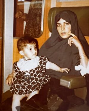 Leila Bolukat Instagram - پدر، کوهی که همیشه کنارمان ایستاده؛ حتی وقتی خسته بود، حتی وقتی درد داشت. تو مبارزی هستی که در برابر سختی‌ها خم نشدی و عشق را با تمام وجود به ما هدیه دادی.

هر لحظه‌ای که برایمان جنگیدی، هر لبخندی که پشتش درد را پنهان کردی، به ما درس زندگی، استقامت و عشق دادی. امروز، در این روزی که به نام توست، می‌خواهم بگویم که قدردان تمام تلاش‌ها، زحمات و قلب بزرگی هستم که همیشه برای ما می‌تپد.

روزت مبارک، قهرمان زندگی‌ام! ❤️

#روز_پدر_بر_تمام_پدران_سرزمینم_مبارک_باد