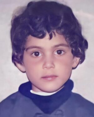 Leila Bolukat Instagram - پدر، کوهی که همیشه کنارمان ایستاده؛ حتی وقتی خسته بود، حتی وقتی درد داشت. تو مبارزی هستی که در برابر سختی‌ها خم نشدی و عشق را با تمام وجود به ما هدیه دادی.

هر لحظه‌ای که برایمان جنگیدی، هر لبخندی که پشتش درد را پنهان کردی، به ما درس زندگی، استقامت و عشق دادی. امروز، در این روزی که به نام توست، می‌خواهم بگویم که قدردان تمام تلاش‌ها، زحمات و قلب بزرگی هستم که همیشه برای ما می‌تپد.

روزت مبارک، قهرمان زندگی‌ام! ❤️

#روز_پدر_بر_تمام_پدران_سرزمینم_مبارک_باد