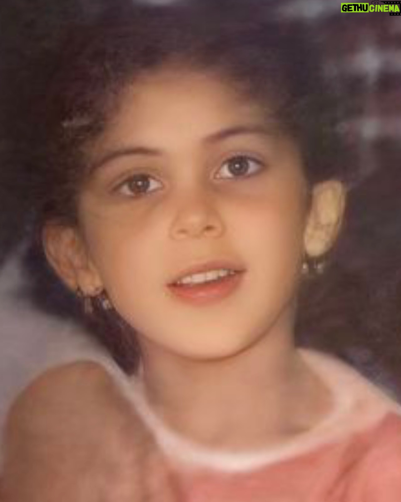 Leila Bolukat - 42K Likes - پدر، کوهی که همیشه کنارمان ایستاده؛ حتی وقتی خسته بود، حتی وقتی درد داشت. تو مبارزی هستی که در برابر سختیها خم نشدی و عشق را با تمام وجود به ما هدیه دادی.
هر لحظهای که برایمان جنگیدی، هر لبخندی که پشتش درد را پنهان کردی، به ما درس زندگی، استقامت و عشق دادی. امروز، در این روزی که به نام توست، میخواهم بگویم که قدردان تمام تلاشها، زحمات و قلب بزرگی هستم که همیشه برای ما میتپد.
روزت مبارک، قهرمان زندگیام! ❤️
#روز_پدر_بر_تمام_پدران_سرزمینم_مبارک_باد