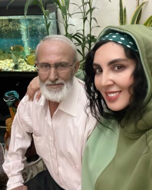 Leila Bolukat Instagram - پدر، کوهی که همیشه کنارمان ایستاده؛ حتی وقتی خسته بود، حتی وقتی درد داشت. تو مبارزی هستی که در برابر سختی‌ها خم نشدی و عشق را با تمام وجود به ما هدیه دادی.

هر لحظه‌ای که برایمان جنگیدی، هر لبخندی که پشتش درد را پنهان کردی، به ما درس زندگی، استقامت و عشق دادی. امروز، در این روزی که به نام توست، می‌خواهم بگویم که قدردان تمام تلاش‌ها، زحمات و قلب بزرگی هستم که همیشه برای ما می‌تپد.

روزت مبارک، قهرمان زندگی‌ام! ❤️

#روز_پدر_بر_تمام_پدران_سرزمینم_مبارک_باد
