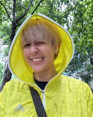 Leila Tong Instagram - 點解明知落都雨唔帶遮，帶件唔防水嘅風褸？
咁做都係為咗唔覺意淋吓雨啫！幾funny?!🤣
邊個話落雨心情一定會灰㗎！
我真係好鍾意落/淋雨囉！🤣

#低炒再加雙下巴靚到呢🤣