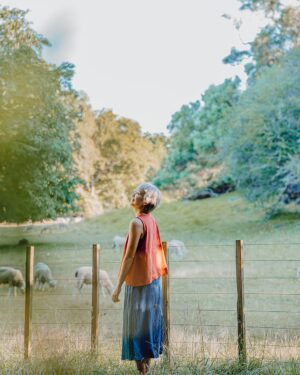 Leila Tong Instagram - Find your roots in the whispers of the wind and the embrace of the earth. 🌿 Take off your shoes, feel the grass, breathe the air! Ground yourself in the beauty of nature’s rhythm. 🌱✨ #StayGrounded #NatureHealing #SoulConnection

📷： @yaophoto_ins 
💇🏼： @jimmylimhair