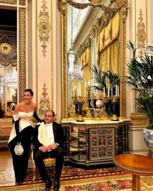 Lela Meburishvili Instagram - We had a truly unforgettable evening at Buckingham Palace, filled with delightful surprises. Our hosts transformed the formal setting into something so beautiful, it left a lasting impression on me. We had the honor of meeting both the King and Prince William.  ფანტასტიკური, დაუვიწყარი საღამო ბუკინგემის სასახლეში აღმოჩნდა მოულოდნელობებით სავსე .ეს ფორმალური გარემო იმდენად გაამსუბიქეს და გაალამაზეს მასპინძლებმა რომ ახლაც შთაბეჭდილების ქვეშ ვარ.  გვქონდა პატივი შევხვედროდით და გაგვესაუბრა მეფესთან  და ასევე პრინც ვილიამთან.