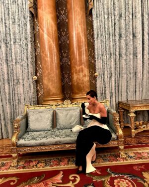 Lela Meburishvili Instagram - We had a truly unforgettable evening at Buckingham Palace, filled with delightful surprises. Our hosts transformed the formal setting into something so beautiful, it left a lasting impression on me. We had the honor of meeting both the King and Prince William.  ფანტასტიკური, დაუვიწყარი საღამო ბუკინგემის სასახლეში აღმოჩნდა მოულოდნელობებით სავსე .ეს ფორმალური გარემო იმდენად გაამსუბიქეს და გაალამაზეს მასპინძლებმა რომ ახლაც შთაბეჭდილების ქვეშ ვარ.  გვქონდა პატივი შევხვედროდით და გაგვესაუბრა მეფესთან  და ასევე პრინც ვილიამთან.