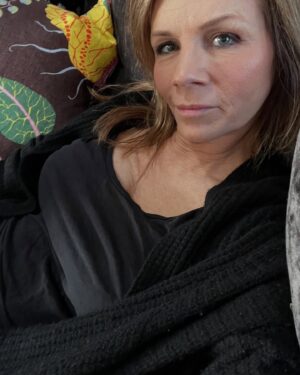 Lena Philipsson Instagram - Soffan och jag. 
En stund. 
Snart rep.