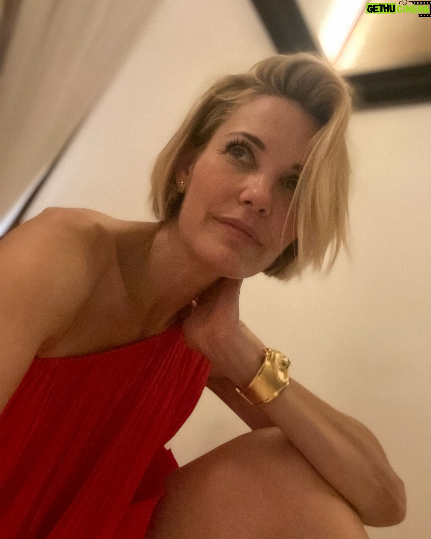 Leslie Bibb - 8.6K Likes - 2024 was electric...
i am so grateful for the people, the adventure, the travel, the work, the experiences, all of it...
here's to a wild 2025...
stay curious...
🤍
ps: the last clip really sums up the year with one of my favorite discoveries from the year...
@aimeelouwood #bangkok