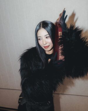 Li Sum Ling Instagram - .
喊包又黎
多謝商台 @cr881903 DJ們比咗個好大嘅鼓勵我地🤍
由出道開始成日都會質疑自己
憑咩走到黎呢到？
一份傻勁？
我哋吾夠努力 要再做好啲……

第三年出咗兩首solo歌曲
發現自己真係好鍾意表演
希望用盡所有力量去完成
過程好享受已經滿足了
完全冇諗過會有獎攞
多謝你 @janlamb_09 有心唔怕遲
提醒咗我只有心 無需恐懼
行到上台都係好似發夢咁
直至同collar一齊上完台 
喺 @ningbbbbb 手上攞咗銀獎落返後台
見到熟悉嘅面孔
先開始醒 
哎呀 
點解咁多人愛錫我哋嘅？
點解咁多原本互不相識嘅人會對我地不離不棄？
點解團隊會肯同我地一齊燃燒三年生命？
點解咁多朋友見到我上台會激動？

三年半嘅回憶突然一次過快鏡碌過
好似一路向前衝都冇好好停低過去感受
好肉麻 但真太幸運 太感激夥伴們同fans
@bwingtai 話今晚要堅強
但係最後感性愁都係要出嚟喇
盡量忍住嘅眼淚水終於決堤

音樂係最好溝通嘅橋樑
多謝前輩 @sammi_chengsauman 既分享 太inspiring 
好多廣東歌都陪住我成長
成晚喺台下面聽每一首歌都好真摯好好聽
我同自己講 有幸參與
2025嘅目標係唱好啲歌做好音樂
多謝 #叱咤頒獎典禮 送俾我哋好好嘅養分
好感動嘅晚上
2025繼續加油❤️‍🔥

Styling by @danitorial assisted by @sugaralyssara @sjanicechung 
Hair by @heitaicheung111 @tauruslee_ @leewingyan_ 
Make up by @ki.neks_ho @_chansan_ @janicew_mua @jennyfung.work
Photo & video by @ash_yeung