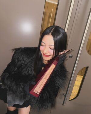 Li Sum Ling Instagram - .
喊包又黎
多謝商台 @cr881903 DJ們比咗個好大嘅鼓勵我地🤍
由出道開始成日都會質疑自己
憑咩走到黎呢到？
一份傻勁？
我哋吾夠努力 要再做好啲……

第三年出咗兩首solo歌曲
發現自己真係好鍾意表演
希望用盡所有力量去完成
過程好享受已經滿足了
完全冇諗過會有獎攞
多謝你 @janlamb_09 有心唔怕遲
提醒咗我只有心 無需恐懼
行到上台都係好似發夢咁
直至同collar一齊上完台 
喺 @ningbbbbb 手上攞咗銀獎落返後台
見到熟悉嘅面孔
先開始醒 
哎呀 
點解咁多人愛錫我哋嘅？
點解咁多原本互不相識嘅人會對我地不離不棄？
點解團隊會肯同我地一齊燃燒三年生命？
點解咁多朋友見到我上台會激動？

三年半嘅回憶突然一次過快鏡碌過
好似一路向前衝都冇好好停低過去感受
好肉麻 但真太幸運 太感激夥伴們同fans
@bwingtai 話今晚要堅強
但係最後感性愁都係要出嚟喇
盡量忍住嘅眼淚水終於決堤

音樂係最好溝通嘅橋樑
多謝前輩 @sammi_chengsauman 既分享 太inspiring 
好多廣東歌都陪住我成長
成晚喺台下面聽每一首歌都好真摯好好聽
我同自己講 有幸參與
2025嘅目標係唱好啲歌做好音樂
多謝 #叱咤頒獎典禮 送俾我哋好好嘅養分
好感動嘅晚上
2025繼續加油❤️‍🔥

Styling by @danitorial assisted by @sugaralyssara @sjanicechung 
Hair by @heitaicheung111 @tauruslee_ @leewingyan_ 
Make up by @ki.neks_ho @_chansan_ @janicew_mua @jennyfung.work
Photo & video by @ash_yeung