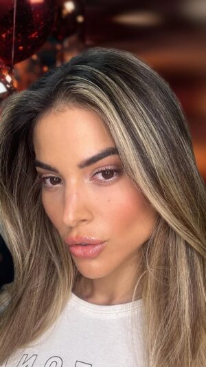 Lidia Santos Instagram - Chic@s primera vez  pruebo  los productos de @sheglam_official y estoy encantada.  Me hice este make up básico y con un toque glam para estas fiestas paso a paso y os dejé mis reseñas en el vídeo. 
SHEGLAM es una marca de maquillaje calificada con precios inmejorables.
¿ Y vosotros con qué producto os quedáis? 
,
.
. 

 #SHEGLAM #SHEGLAMHaul #SHEGLAMMustHaves #FirstImpressionofSHEGLAM #MAKEUPTIME