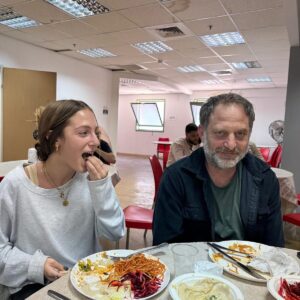 Lihi Kornowski Instagram - אחרי חצי שנה של עבודה, אתמול סיימנו את הצילומים לסדרה ״צללים״. תקופה פשוט מדהימה. תודה לאל🪬🧄🧅💘 

@shamir.rotem 
@yoavnet 
@gikasaf 
@perrykafri_agency 
@shenhar_productions