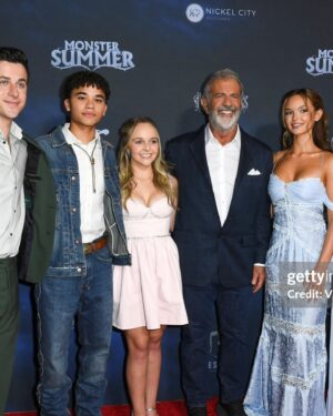 Lilah Pate Instagram - me and my friends on the big screen!! @monstersummermovie in theaters October 4th😇

Make up: @torimcconkeymakeup 
Hair: @giocampora 
Styling: @elkin 
Photography: Todd Williamson
#monstersummermovie