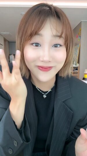 Lim La-la Instagram - #광고 은근 괜찮져?ㅋㅋㅋ 급해도 할 건 다 함💄 
Even if it's urgent, I'll do everything

🏆 2024 올리브영 어워즈 베이스 부문 1위
더샘 한정판 트리플 팟 컨실러 기획세트 할인!
3색 컨실러에 팟 하이라이터까지 함께 서~비스 증정!!
구성 자체가 완전 역대급!

거무튀튀한 다크서클, 붉은기, 
트러블 자국은 컨실러로 없애고
글로우빔 팟 하이라이터로 콧대, 
콧망울에 진주알 콕! 살려주면~완성! 

라라가 사랑하는 데이트 아이템은
올리브영에서 만날 수 있어요!
품절 전에 GO GO🏃🏻‍♀️

▪ 기간 : 12월 올영세일 12월 1일 ~ 12월 7일
▪ 할인 : 12,000원 → 10,260원

#더샘 #올영세일 #트리플팟컨실러 #올영세일추천템
#enjoycouple #엔조이커플
@thesaem.official