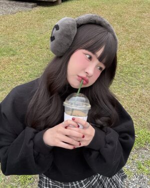 Lin Hana Instagram - 終於找到穿得出門的光腿神器了 ! 
就是 @bonnie.co_korea 家的！
https://reurl.cc/G5LQKv

穿起來很自然 ，活動也很好看又滑又細嫩，不會有假肢感！
冷冷天氣有它可以真的又暖又舒服！醜醜的阿嬤發熱褲bye~~~~💞💞💞 
重點是！！有微壓的效果 穿起來 大 ！顯 ！瘦 ‼️ 
稍微有肉的女生還可以靠這件作弊!我可以做證無誤！😬

我是穿著淺膚色薄絨款
已經又回購無絨款和中後絨款 兩款輪流穿搭搭配！
大推 ✌️✌️✌️

#子珊穿搭
全身 @bonnie.co_korea
#ootdfashion#style#穿搭日常分享
#ootd#wiwt#ootdfashion#穿搭日常