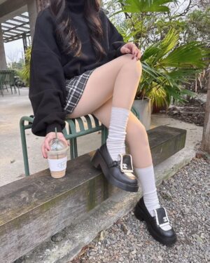 Lin Hana Instagram - 終於找到穿得出門的光腿神器了 ! 
就是 @bonnie.co_korea 家的！
https://reurl.cc/G5LQKv

穿起來很自然 ，活動也很好看又滑又細嫩，不會有假肢感！
冷冷天氣有它可以真的又暖又舒服！醜醜的阿嬤發熱褲bye~~~~💞💞💞 
重點是！！有微壓的效果 穿起來 大 ！顯 ！瘦 ‼️ 
稍微有肉的女生還可以靠這件作弊!我可以做證無誤！😬

我是穿著淺膚色薄絨款
已經又回購無絨款和中後絨款 兩款輪流穿搭搭配！
大推 ✌️✌️✌️

#子珊穿搭
全身 @bonnie.co_korea
#ootdfashion#style#穿搭日常分享
#ootd#wiwt#ootdfashion#穿搭日常