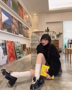 Lin Hana Instagram - 終於找到穿得出門的光腿神器了 ! 
就是 @bonnie.co_korea 家的！
https://reurl.cc/G5LQKv

穿起來很自然 ，活動也很好看又滑又細嫩，不會有假肢感！
冷冷天氣有它可以真的又暖又舒服！醜醜的阿嬤發熱褲bye~~~~💞💞💞 
重點是！！有微壓的效果 穿起來 大 ！顯 ！瘦 ‼️ 
稍微有肉的女生還可以靠這件作弊!我可以做證無誤！😬

我是穿著淺膚色薄絨款
已經又回購無絨款和中後絨款 兩款輪流穿搭搭配！
大推 ✌️✌️✌️

#子珊穿搭
全身 @bonnie.co_korea
#ootdfashion#style#穿搭日常分享
#ootd#wiwt#ootdfashion#穿搭日常
