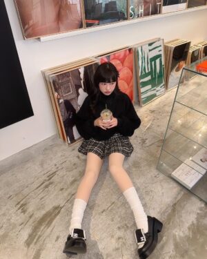 Lin Hana Instagram - 終於找到穿得出門的光腿神器了 ! 
就是 @bonnie.co_korea 家的！
https://reurl.cc/G5LQKv

穿起來很自然 ，活動也很好看又滑又細嫩，不會有假肢感！
冷冷天氣有它可以真的又暖又舒服！醜醜的阿嬤發熱褲bye~~~~💞💞💞 
重點是！！有微壓的效果 穿起來 大 ！顯 ！瘦 ‼️ 
稍微有肉的女生還可以靠這件作弊!我可以做證無誤！😬

我是穿著淺膚色薄絨款
已經又回購無絨款和中後絨款 兩款輪流穿搭搭配！
大推 ✌️✌️✌️

#子珊穿搭
全身 @bonnie.co_korea
#ootdfashion#style#穿搭日常分享
#ootd#wiwt#ootdfashion#穿搭日常