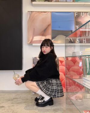 Lin Hana Instagram - 終於找到穿得出門的光腿神器了 ! 
就是 @bonnie.co_korea 家的！
https://reurl.cc/G5LQKv

穿起來很自然 ，活動也很好看又滑又細嫩，不會有假肢感！
冷冷天氣有它可以真的又暖又舒服！醜醜的阿嬤發熱褲bye~~~~💞💞💞 
重點是！！有微壓的效果 穿起來 大 ！顯 ！瘦 ‼️ 
稍微有肉的女生還可以靠這件作弊!我可以做證無誤！😬

我是穿著淺膚色薄絨款
已經又回購無絨款和中後絨款 兩款輪流穿搭搭配！
大推 ✌️✌️✌️

#子珊穿搭
全身 @bonnie.co_korea
#ootdfashion#style#穿搭日常分享
#ootd#wiwt#ootdfashion#穿搭日常