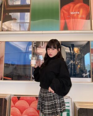 Lin Hana Instagram - 終於找到穿得出門的光腿神器了 ! 
就是 @bonnie.co_korea 家的！
https://reurl.cc/G5LQKv

穿起來很自然 ，活動也很好看又滑又細嫩，不會有假肢感！
冷冷天氣有它可以真的又暖又舒服！醜醜的阿嬤發熱褲bye~~~~💞💞💞 
重點是！！有微壓的效果 穿起來 大 ！顯 ！瘦 ‼️ 
稍微有肉的女生還可以靠這件作弊!我可以做證無誤！😬

我是穿著淺膚色薄絨款
已經又回購無絨款和中後絨款 兩款輪流穿搭搭配！
大推 ✌️✌️✌️

#子珊穿搭
全身 @bonnie.co_korea
#ootdfashion#style#穿搭日常分享
#ootd#wiwt#ootdfashion#穿搭日常