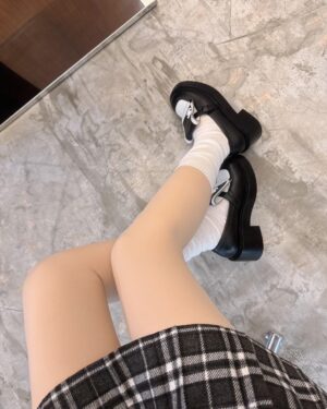 Lin Hana Instagram - 終於找到穿得出門的光腿神器了 ! 
就是 @bonnie.co_korea 家的！
https://reurl.cc/G5LQKv

穿起來很自然 ，活動也很好看又滑又細嫩，不會有假肢感！
冷冷天氣有它可以真的又暖又舒服！醜醜的阿嬤發熱褲bye~~~~💞💞💞 
重點是！！有微壓的效果 穿起來 大 ！顯 ！瘦 ‼️ 
稍微有肉的女生還可以靠這件作弊!我可以做證無誤！😬

我是穿著淺膚色薄絨款
已經又回購無絨款和中後絨款 兩款輪流穿搭搭配！
大推 ✌️✌️✌️

#子珊穿搭
全身 @bonnie.co_korea
#ootdfashion#style#穿搭日常分享
#ootd#wiwt#ootdfashion#穿搭日常