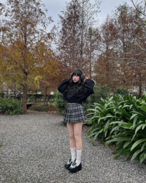 Lin Hana Instagram - 終於找到穿得出門的光腿神器了 ! 
就是 @bonnie.co_korea 家的！
https://reurl.cc/G5LQKv

穿起來很自然 ，活動也很好看又滑又細嫩，不會有假肢感！
冷冷天氣有它可以真的又暖又舒服！醜醜的阿嬤發熱褲bye~~~~💞💞💞 
重點是！！有微壓的效果 穿起來 大 ！顯 ！瘦 ‼️ 
稍微有肉的女生還可以靠這件作弊!我可以做證無誤！😬

我是穿著淺膚色薄絨款
已經又回購無絨款和中後絨款 兩款輪流穿搭搭配！
大推 ✌️✌️✌️

#子珊穿搭
全身 @bonnie.co_korea
#ootdfashion#style#穿搭日常分享
#ootd#wiwt#ootdfashion#穿搭日常