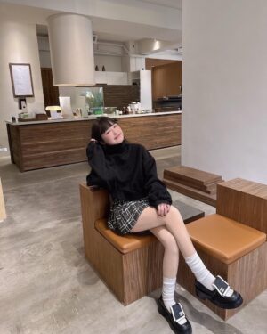 Lin Hana Instagram - 終於找到穿得出門的光腿神器了 ! 
就是 @bonnie.co_korea 家的！
https://reurl.cc/G5LQKv

穿起來很自然 ，活動也很好看又滑又細嫩，不會有假肢感！
冷冷天氣有它可以真的又暖又舒服！醜醜的阿嬤發熱褲bye~~~~💞💞💞 
重點是！！有微壓的效果 穿起來 大 ！顯 ！瘦 ‼️ 
稍微有肉的女生還可以靠這件作弊!我可以做證無誤！😬

我是穿著淺膚色薄絨款
已經又回購無絨款和中後絨款 兩款輪流穿搭搭配！
大推 ✌️✌️✌️

#子珊穿搭
全身 @bonnie.co_korea
#ootdfashion#style#穿搭日常分享
#ootd#wiwt#ootdfashion#穿搭日常